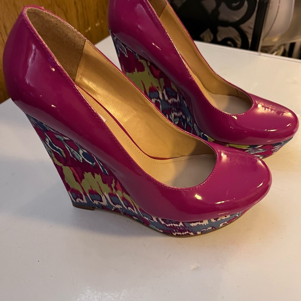 Steve Madden, multi Color wedge, in excellent condition, must have size 9